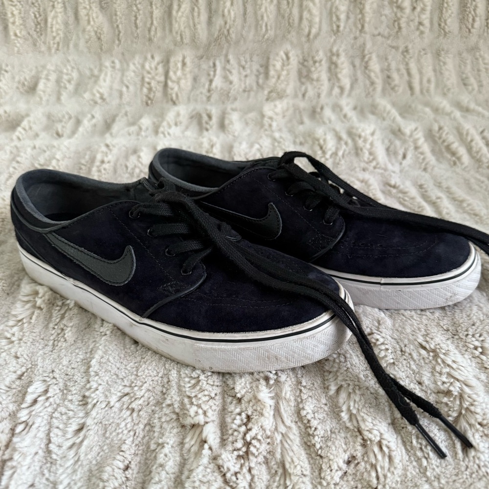 Janoski by Nike Men's Black Suede Skateboard Sneakers